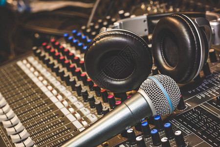 動畫片歌詞創作的藝術